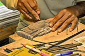 Travail du bois dans le centre d'incubation "Satcha" - Siem Reap - Cambodge
