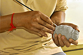 Travail de la pierre dans le centre d'incubation "Satcha" - Siem Reap - Cambodge