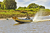 Petite barque-taxi avec un moteur à fond la caisse - Village de Kompong Phluk - Cambodge 