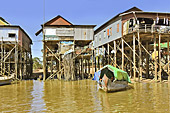 Navigation au milieu des maisons sur pilotis - Village de Kompong Phluk - Cambodge