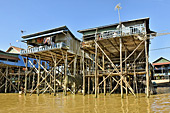 Navigation au milieu des maisons sur pilotis - Village de Kompong Phluk - Cambodge