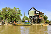 Navigation le long d'habitations proches de la mangrove - Village de Kompong Phluk - Cambodge