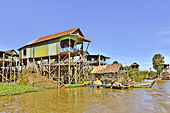 Navigation au milieu des maisons sur pilotis - Village de Kompong Phluk - Cambodge