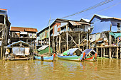 Navigation au milieu des maisons sur pilotis - Village de Kompong Phluk - Cambodge