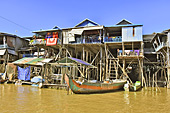 Navigation au milieu des maisons sur pilotis - Village de Kompong Phluk - Cambodge