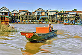 Navigation au milieu des maisons sur pilotis - Village de Kompong Phluk - Cambodge