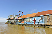 Restaurant et ferme de crocodiles au milieu du lac Tonlé Sap (Grande rivière d’eau douce, en Khmer) - Cambodge