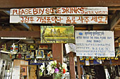 Intérieur du restaurant et ferme de crocodiles au milieu du lac Tonlé Sap (Grande rivière d’eau douce, en Khmer) - Cambodge