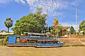 Bateaux à l'arrêt à coté de la Pagode - Village de Kompong Phluk - Cambodge