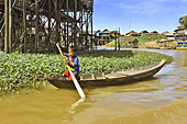 Enfant sur une pirogue dans le village de Kompong Phluk - Cambodge
