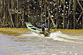 Petite barque-taxi avec un moteur à fond la caisse - Village de Kompong Phluk - Cambodge 