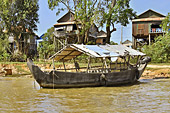 Petite barque amarrée le lond de la rive - Village de Kompong Phluk - Cambodge 