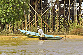 Cambodgien remontant une petite barque sur la rive - Village de Kompong Phluk - Cambodge