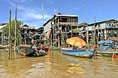 Navigation au milieu des maisons sur pilotis - Village de Kompong Phluk - Cambodge