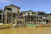 Navigation au milieu des maisons sur pilotis - Village de Kompong Phluk - Cambodge