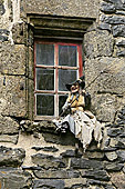 Sorcière sur le bord d'une fenêtre - Salers - Cantal - France