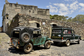 Voitures devant le Bastion de San Miguel - Colonia del Sacremento - URUGUAY