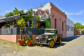 Vieille voiture devant un restaurant - Colonia del Sacremento - URUGUAY