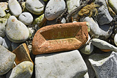 Vieille brique parmi les galets sur la plage de "Port Patterson" - Carcass Island - FALKLAND ISLANDS