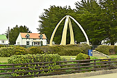 Arche construite en 1922 avec des énormes fanons de baleines bleues - Port Stanley - FALKLAND ISLANDS