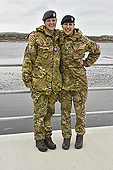 Deux femmes soldats rencontrées lors de mon exploration de la ville - Port Stanley - FALKLAND ISLANDS