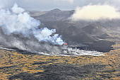 Survol depuis le "Boeing 737 d'Icelandair" du volcan islandais "Litli-Hrútur" en juillet 2023