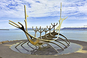 Un an après mon voyage en Islande, je retrouve la sculpture emblématique de Reykjavik "Le voyageur du Soleil"