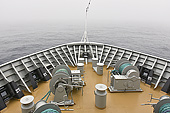 Direction le Groenland dans le brouillard du détroit du Danemark