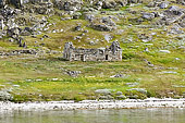 Le navire jette l'ancre devant les ruines de l'église viking - Hvalsey - Groenland