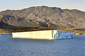 Au crépuscule, immense iceberg tabulaire sur notre route - Groenland