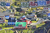 Vue sur la ville de Qaqortoq avec ses maisons colorées - Groenland