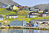 Vue sur la ville de Qaqortoq avec ses maisons colorées - Groenland