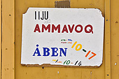 Indication des horaires sur une boutique - Qaqortoq - Groenland