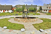 La place principale avec la plus ancienne fontaine du Groenland - Qaqortoq - Groenland