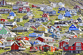 Vue sur la ville de Qaqortoq avec ses maisons colorées - Groenland