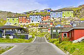 Vue sur la ville de Qaqortoq avec ses maisons colorées - Groenland