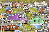 Vue sur la ville de Qaqortoq avec ses maisons colorées - Groenland