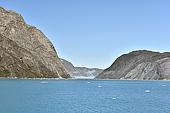 Navigation dans une eau bleue turquoise dans le Kvanefjord - Groenland