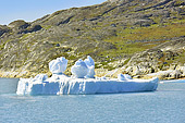 Immense iceberg avec des boules dessus, certainement des Trolls qui s'amusent à se lancer des boules de neige ! - Kvanefjord - Groenland