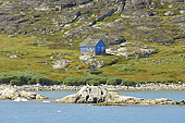 Le MS Maud jette l'ancre devant une petite cabane bleue - Kvanefjord - Groenland