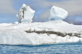 Immense iceberg avec des boules dessus, certainement des Trolls qui s'amusent à se lancer des boules de neige ! - Kvanefjord - Groenland