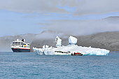 Inspection de l'iceberg par les passagers d'un zodiac - Kvanefjord - Groenland