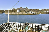 Le MS Maud jette l'ancre devant le port industriel - Maniitsoq - Groenland