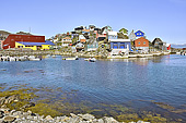 Les zodiacs nous transportent à terre dans le petit port - Maniitsoq - Groenland