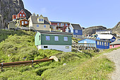 Maisons colorées sur les hauteurs rocheuses - Maniitsoq - Groenland
