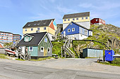Maisons colorées sur les hauteurs rocheuses - Maniitsoq - Groenland
