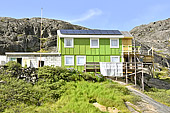 Maison colorée sur les hauteurs rocheuses - Maniitsoq - Groenland