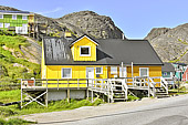 Maisons colorées sur les hauteurs rocheuses - Maniitsoq - Groenland