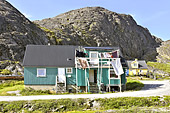 Maison colorée sur les hauteurs rocheuses - Maniitsoq - Groenland