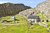 Maisons colorées sur les hauteurs rocheuses - Maniitsoq - Groenland